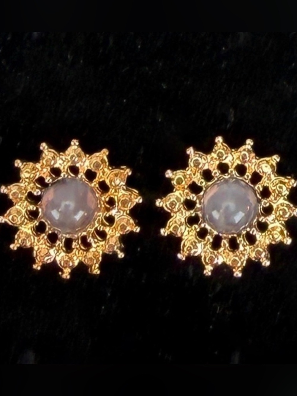 Vintage goldtone interesting design pierced earrings